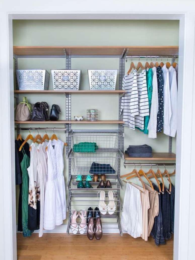 49. Exemplo de organização de closet aramado funcional.