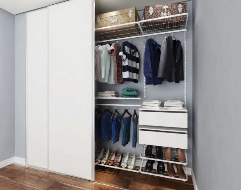 7. Se quiser esconder o closet aramado, use portas de correr de acordo com a decora&ccedil;&atilde;o do seu quarto. O branco n&atilde;o tem erro!