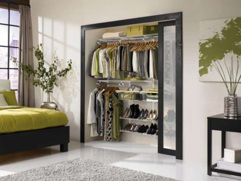 10. Mantenha o closet aramado organizado para ter um quarto sempre bonito e arejado.