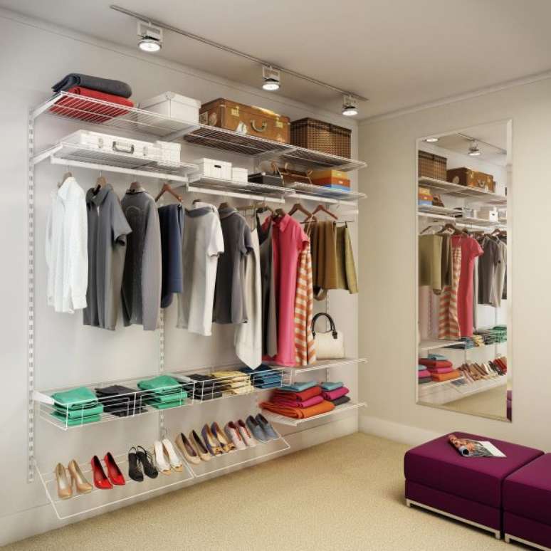 50. Ilumina&ccedil;&atilde;o e espelhos s&atilde;o essenciais para ter no seu closet aramado.