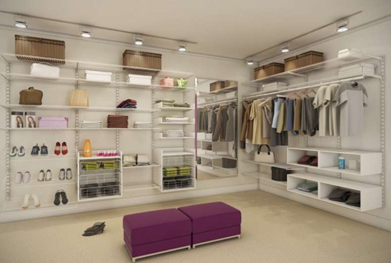 33. Espaços maiores podem ter mais prateleiras e espaços para guardar roupas no closet aramado.