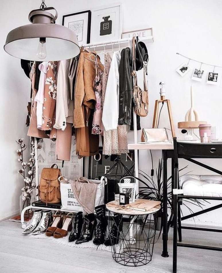 8. Na foto, at&eacute; a mesinha de decora&ccedil;&atilde;o &eacute; feita de aramado closet.