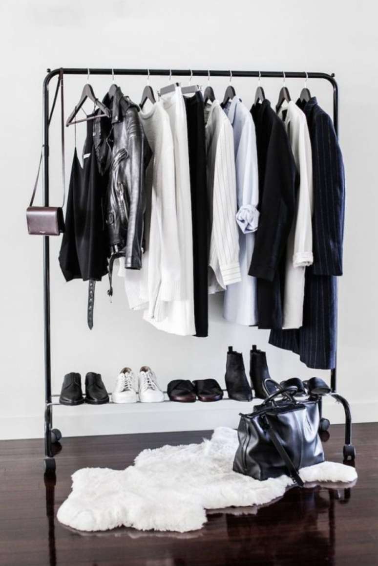 51. Closet aramado apenas com as cores básicas preto e branco.