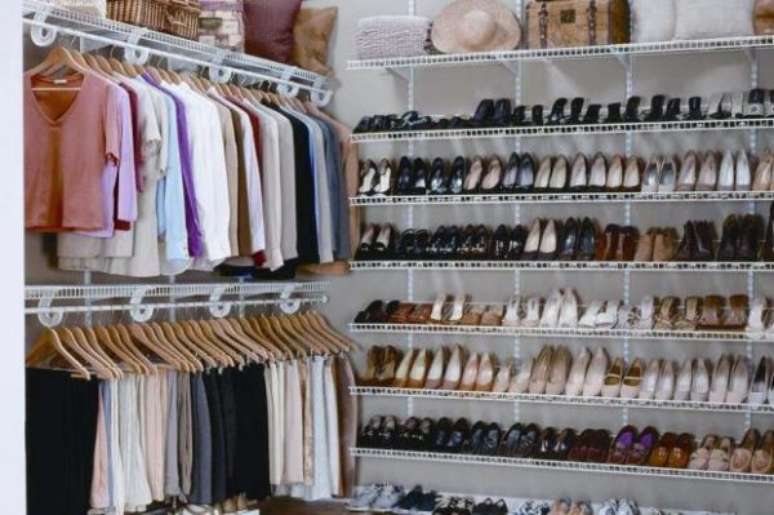 13. O closet aramado é ideal para organizar uma quantidade grande de sapatos.