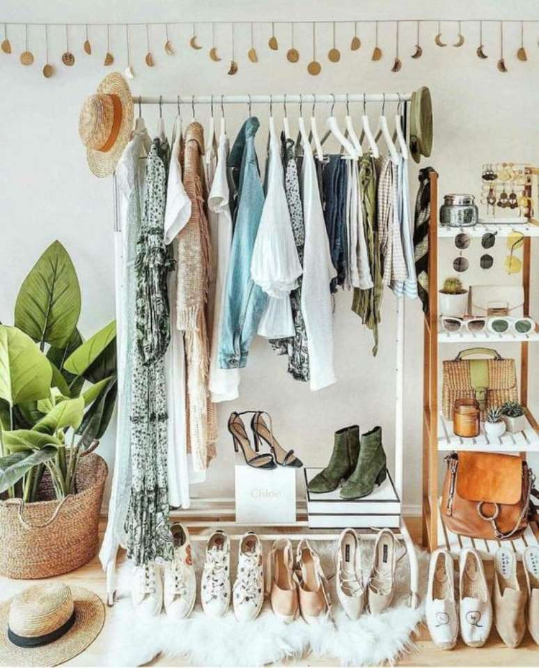 18. Use as extremidades do closet aramado para pendurar chap&eacute;us e bolsas.