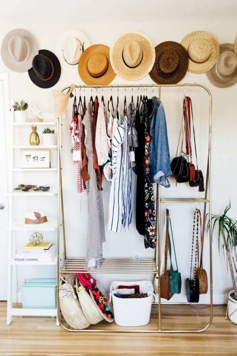 25. O closet aramado em dourado &eacute; cheio de personalidade.