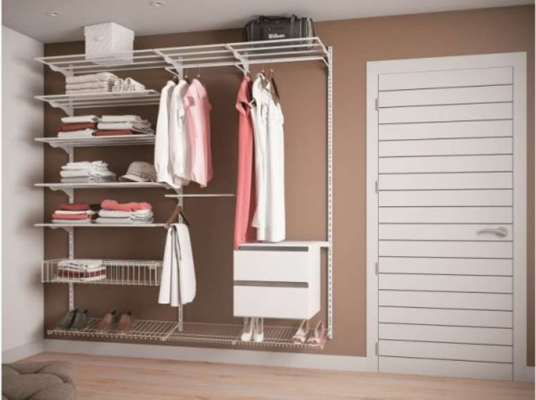38. Faça o closet aramado de acordo com as cores dos móveis do quarto para que tudo combine entre si.
