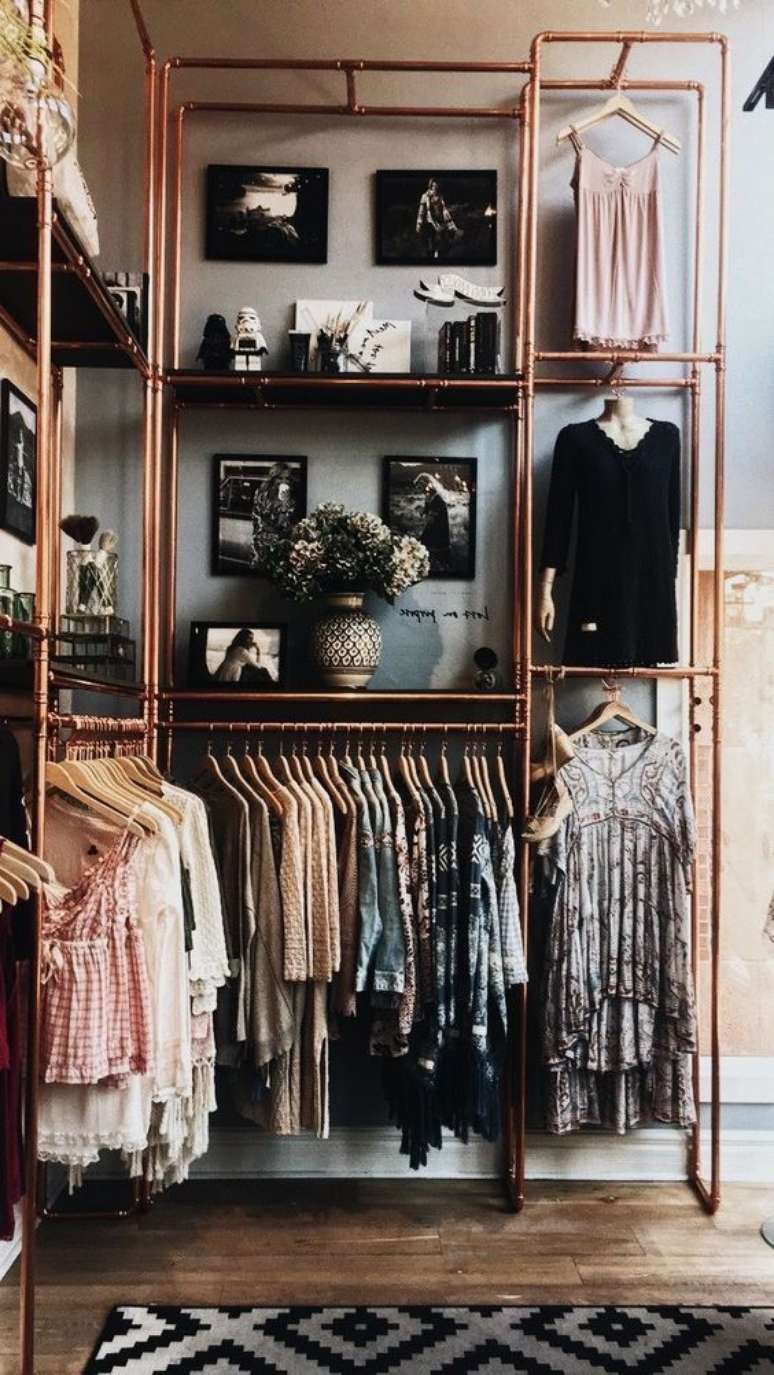 20. O closet aramado pode ser o toque de estilo do seu quarto quando feito na cor rosé gold.