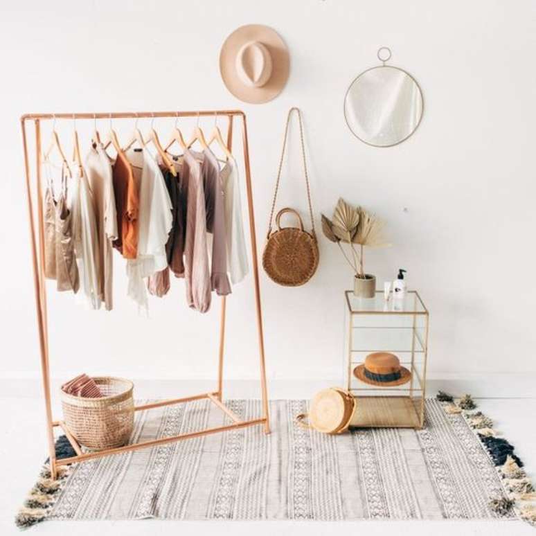 21. Coloque alguns elementos decorativos na decora&ccedil;&atilde;o para destacar ainda mais o closet aramado.