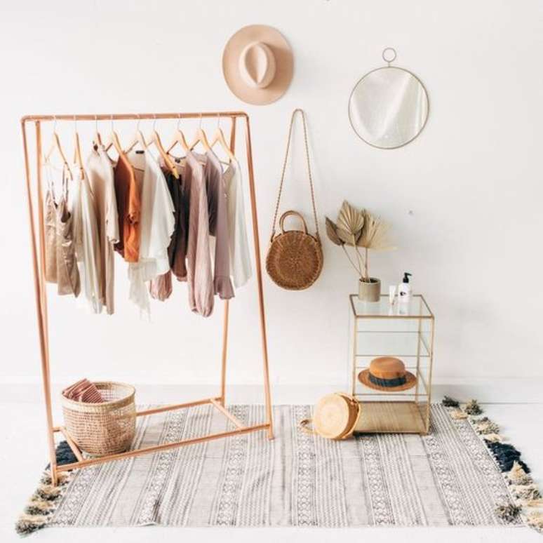 21. Coloque alguns elementos decorativos na decoração para destacar ainda mais o closet aramado.