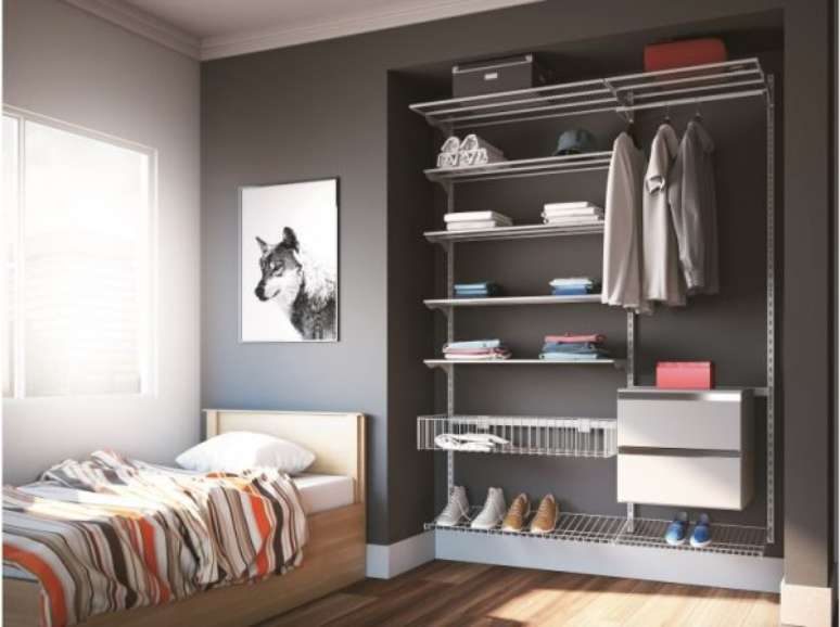 53. O closet aramado &eacute; perfeito para quartos de solteiros.