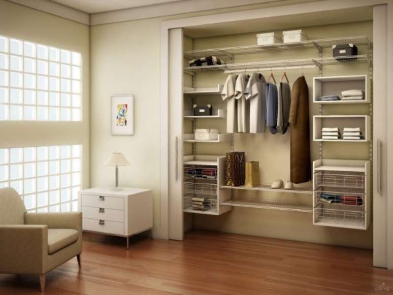 9. Nichos de madeira também são ótimos para organização do closet aramado.