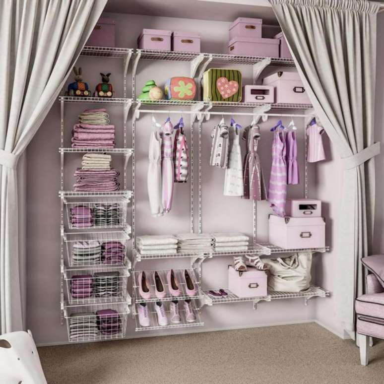 55. A delicadeza do closet aramado infantil ficou por conta das cores delicadas no tom de lilás.