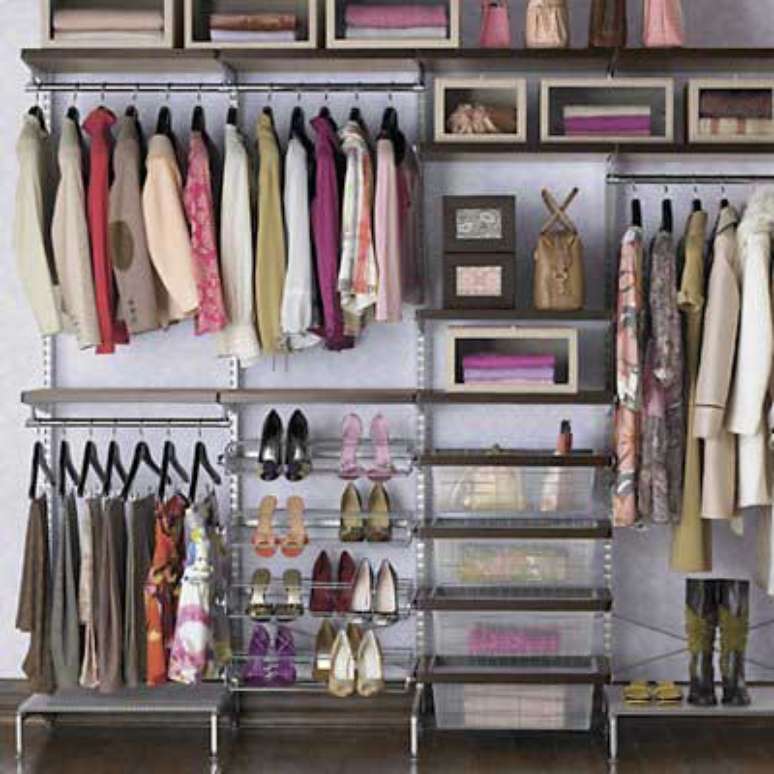 31. Use ao menos uma prateleira para adicionar uma decora&ccedil;&atilde;o interessante no closet aramado. Fica lindo!
