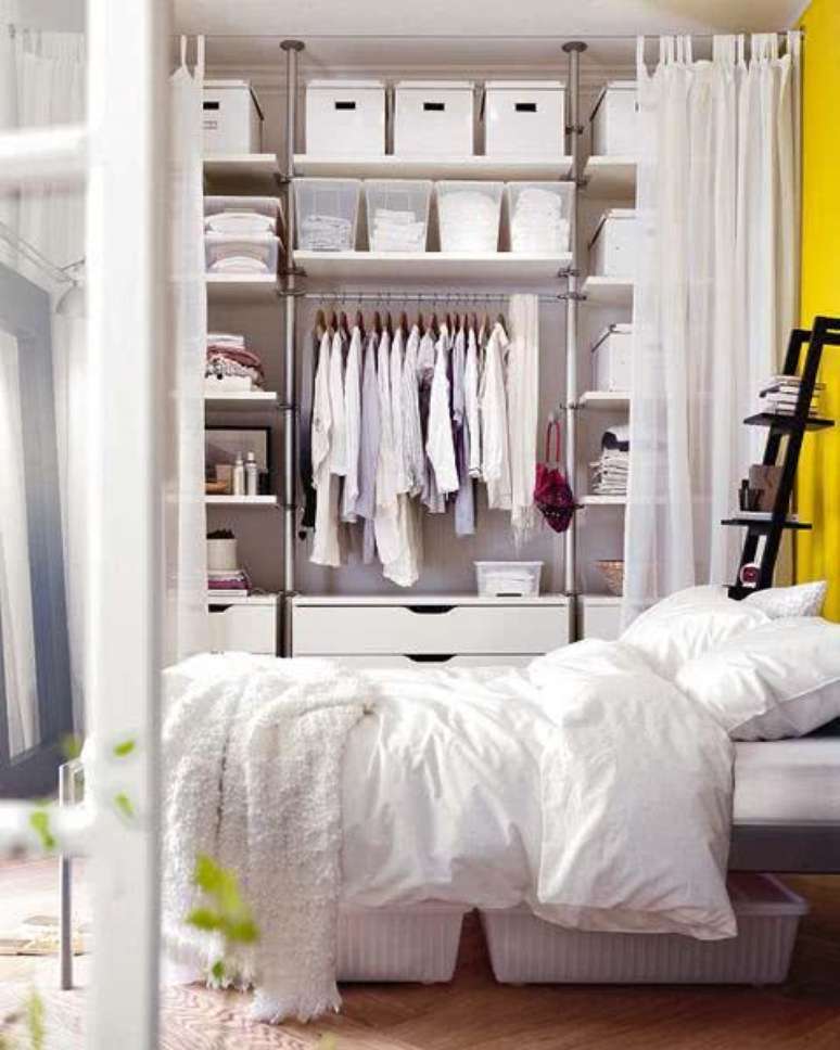 16. A cortina neutra combinou perfeitamente com o closet aramado do quarto branco e amarelo.