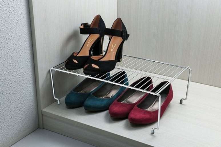 24. Compre prateleiras de closet aramado para manter os sapatos organizados.