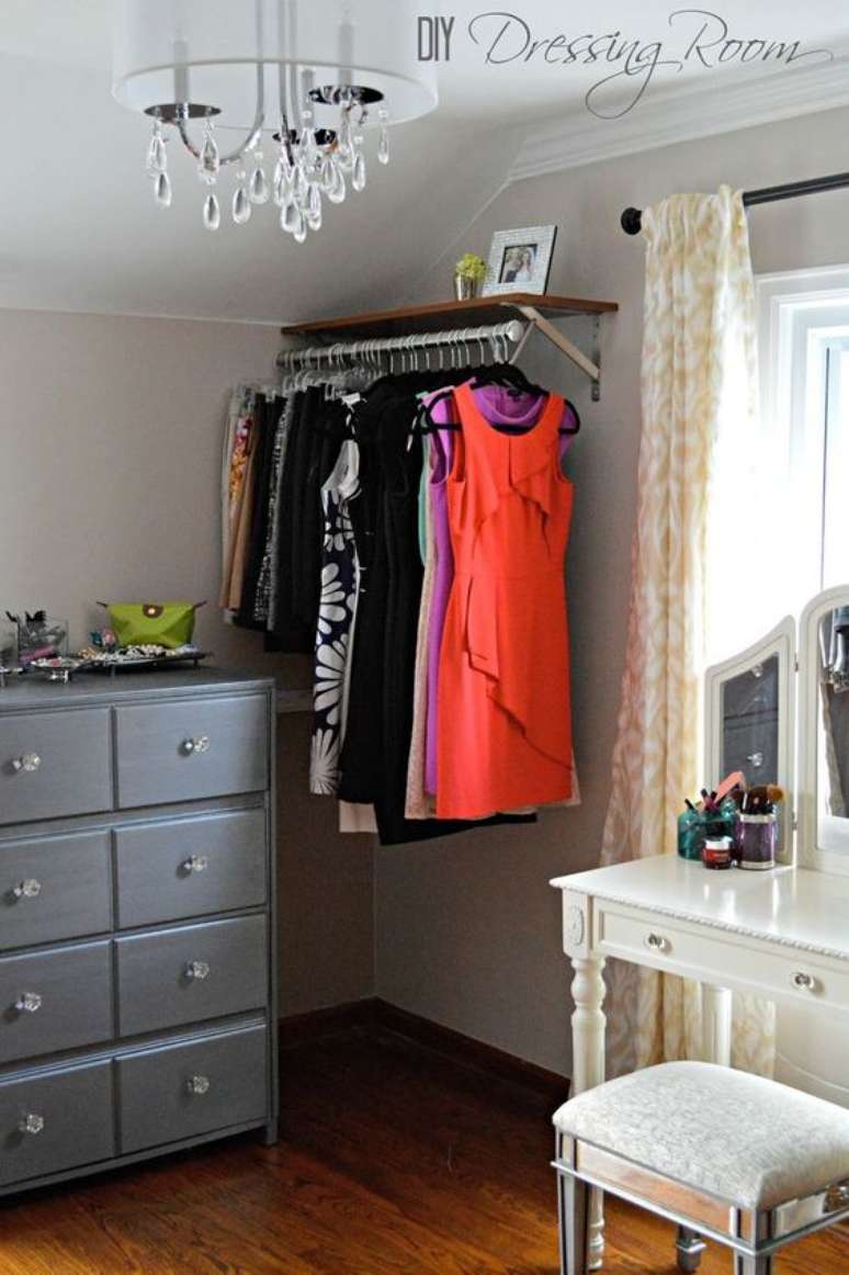 64. O closet aramado pode ser feito at&eacute; nos lugares mais apertados do quarto.