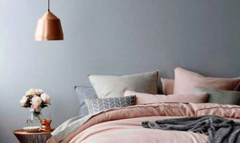 15. Use vários travesseiros para deixar o quarto na cor cinza ainda mais aconchegante. – Foto: Pinterest