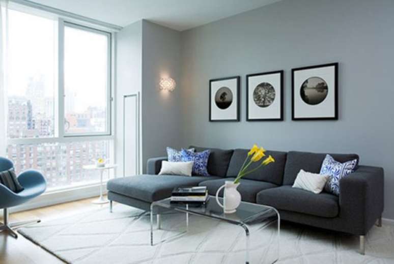 13. A sala de estar na cor cinza pode ficar ainda mais bonita com a iluminação natural da janela.  Aposte na sala cinza!- Foto: Pinterest