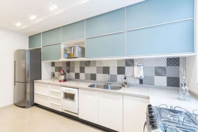 35. Que tal usar um papel de parede na cor cinza na decoração da cozinha planejada? – Foto: Sottile interiores