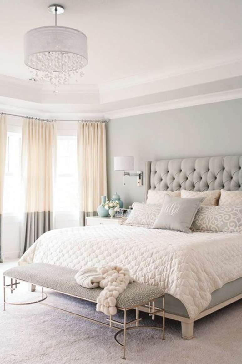 31. Decoração de quarto com cobertor rosa claro e cabeceira cinza. – Foto: Pinterest