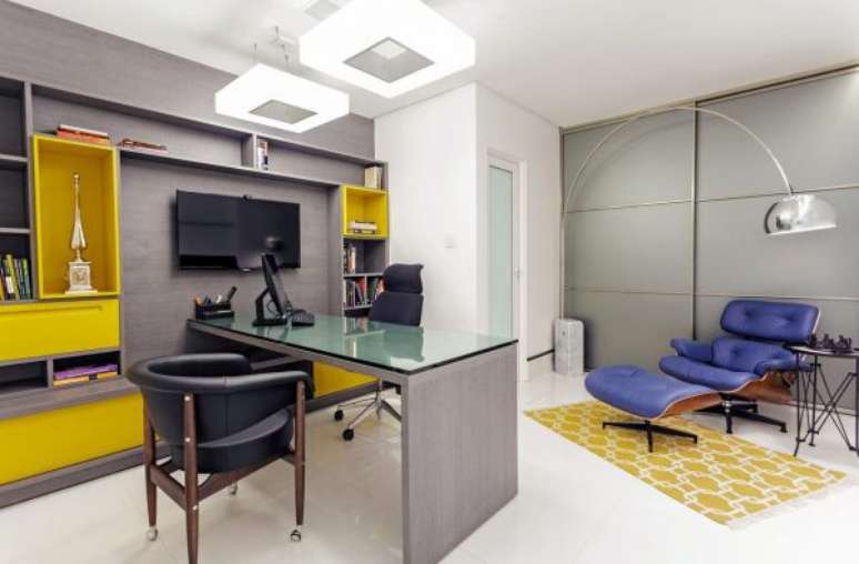 37. Esse escritório na cor cinza com o azul e amarelo ficou ainda mais alegre. – Foto: Meire Santos