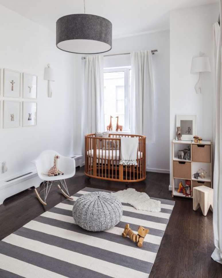 10. Decoração de quarto de bebê cinza com brinquedos e pelúcias pelo quarto. – Foto: Revista VD