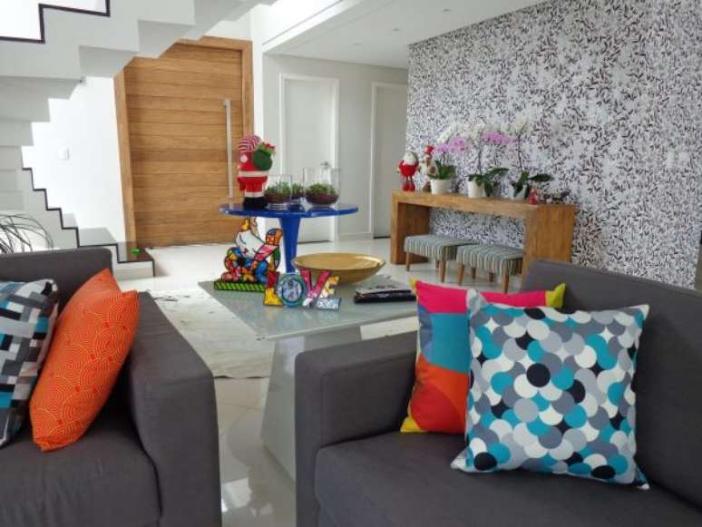 2. Decora&ccedil;&atilde;o de sala com a cor cinza e detalhes coloricos. &ndash; Foto: Sergio Canineo Arquitetura