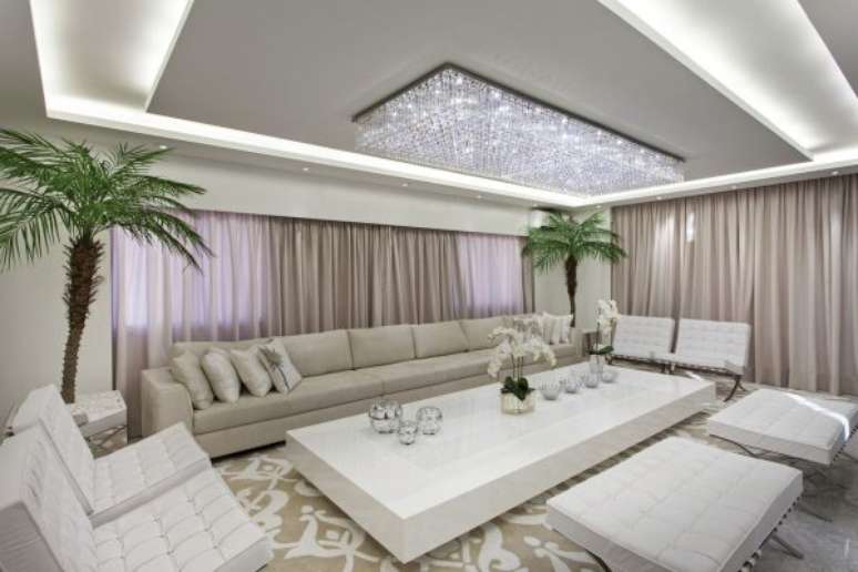 67. Sala de estar na cor cinza com lustre de cristal e cortinas claras – Foto: Arakilaris