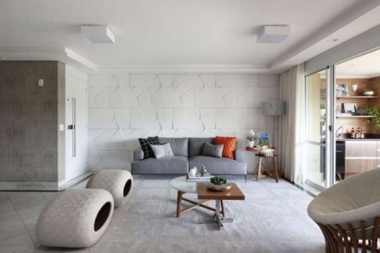 70. A almofada laranja fez toda diferença na decoração clean na sala com sofá cinza – Foto: Bianchi Lima