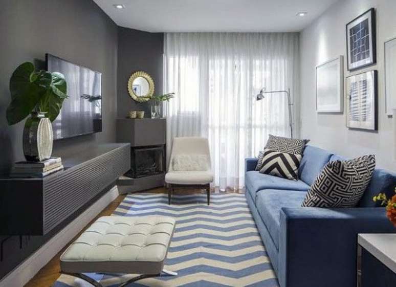 32. O sofá azul fez toda diferença na decoração da sala, contrastando com a parede cor cinza – Foto: Chevron