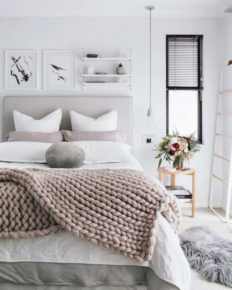 27. A manta deixou o quarto na cor cinza ainda mais aconchegante. – Foto: Pinterest