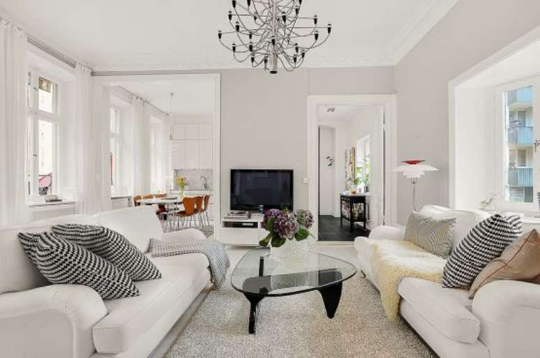 21. A cor cinza claro foi escolhida para a sala de estar em tons claros e agradáveis. – Foto: Pinterest