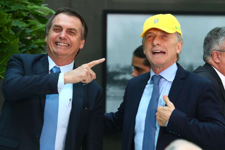 O presidente Jair Bolsonaro presenteia o argentino Mauricio Macri durante encontro na Casa Rosada, em Buenos Aires, nesta quinta- feira (06/07/2019)
