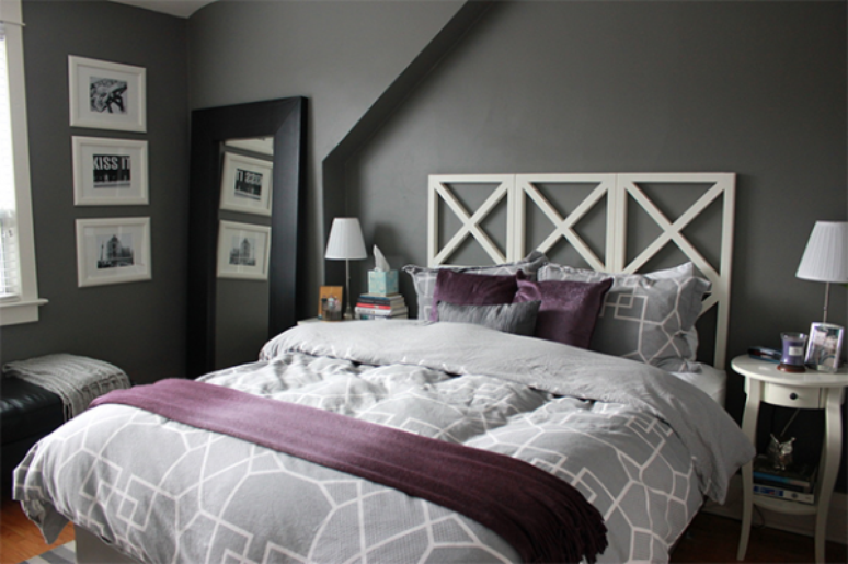 23. O quarto ficou ainda mais fashion com a cor cinza e a manta com almofadas roxas. – Foto: Casinha arrumada