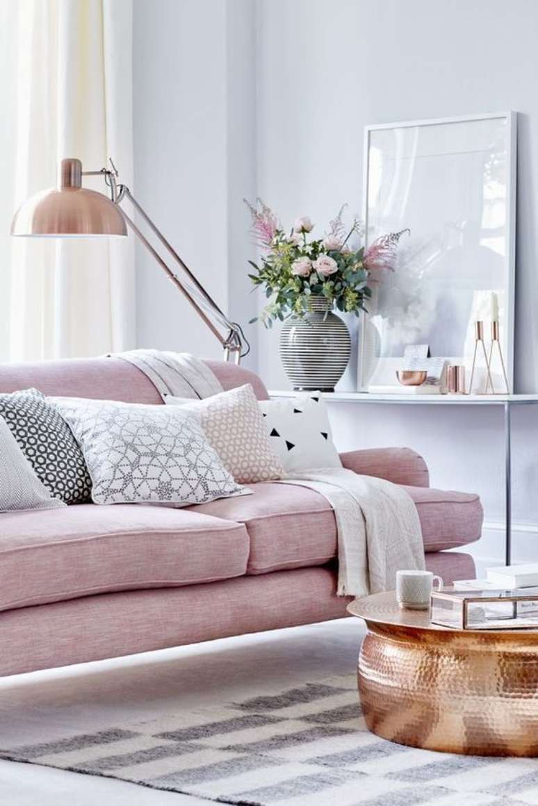 19. Paredes na cor cinza e sofá cor de rosa para uma decoração delicada da sala cinza – Foto: Pinterest