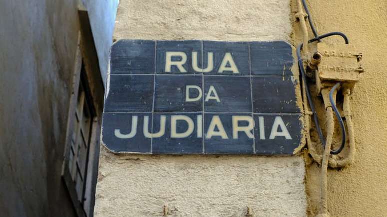 Rua da Judiaria, situada em um antigo bairro judeu de Lisboa