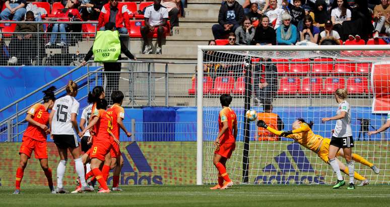 Alemã Giulia Gwinn (camisa 15) marca gol da vitória contra a China na Copa do Mundo de futebol feminino
08/06/2019 REUTERS/Stephane Mahe 