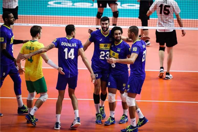 Comemoração da Seleção Brasileira em Tóquio (FIVB Divulgação)