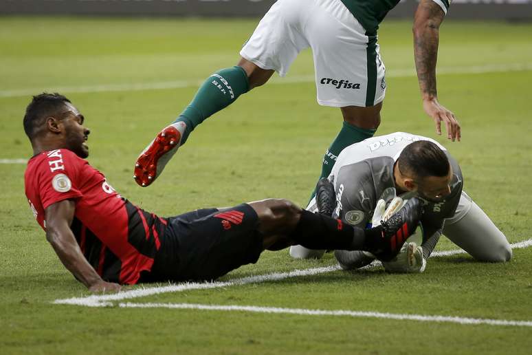  O goleiro Weverton, do Palmeiras, é atingido no rosto por Nikão, do Athletico Paranaense, em partida válida pela 8ª rodada do Campeonato Brasileiro 2019, no Allianz Parque, em São Paulo, neste sábado, 26.