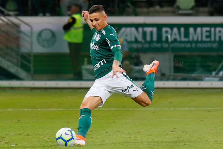 Raphael Veiga, do Palmeiras, cobra pênalti para marcar gol na partida contra o Athletico Paranaense válida pela 8ª rodada do Campeonato Brasileiro 2019, no Allianz Parque, em São Paulo, neste sábado, 26.