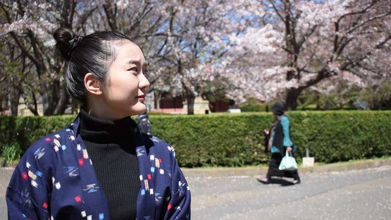 Filha de brasileiros nascida no Japão, Ayane tornou-se artista performática