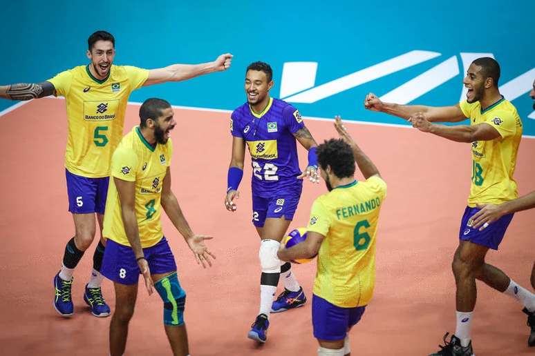 Atletas do Brasil comemoram ponto durante vitória sobre a Argentina na Liga das Nações de vôlei masculino.