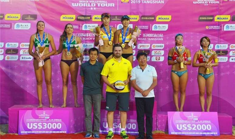 Carol Horta e Angela no segundo lugar do pódio da etapa de Nanquim do Circuito Mundial do Vôlei de Praia.