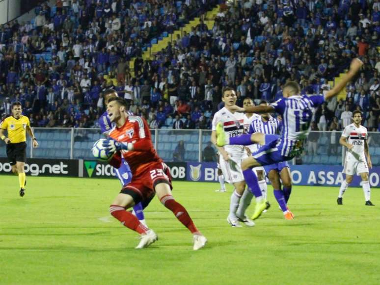 Tiago Volpi é um dos únicos que se salvam no mal momento do São Paulo (Foto: Filipe de Andrade/Agência F8)