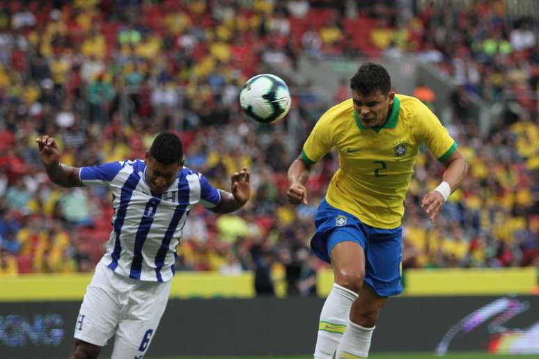 Thiago Silva, do Brasil, cabeceia para marcar gol durante amistoso contra Honduras, no Estádio Beira-Rio, em Porto Alegre (RS), na tarde deste domingo, 9 de junho de 2019.