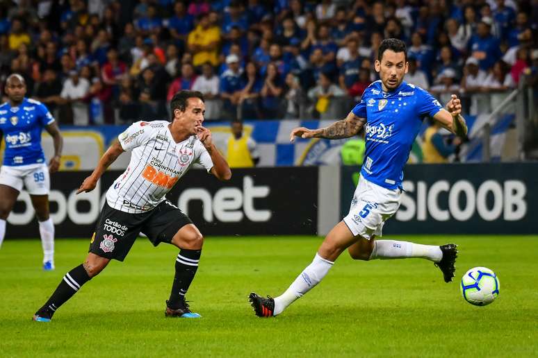 Disputa de bola entre jadson do Corinthians e Ariel Cabral do Cruzeiro ,partida válida pela 8º rodada do Campeonato Brasileiro, no estádio do Mineirão,em Belo Horizonte 08/06/2019.