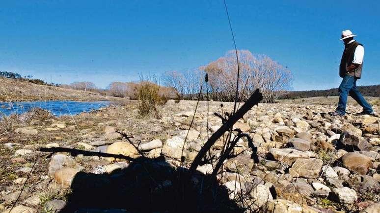 A Fazenda Natural de Mulloon Creek Natural Farm em 2005, antes dos m&eacute;todos trazerem &agrave; vida a vegeta&ccedil;&atilde;o do c&oacute;rrego