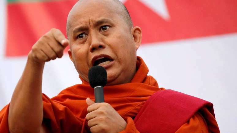 Ashin Wirathu, de 51 anos, teve problemas depois de ter atacado a ativista Suu Kyi
