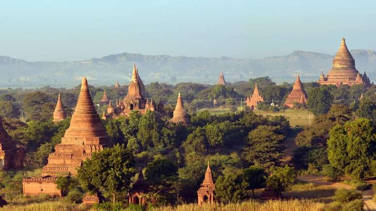 O budismo tem raízes profundas em Myanmar e influencia profundamente a sociedade
